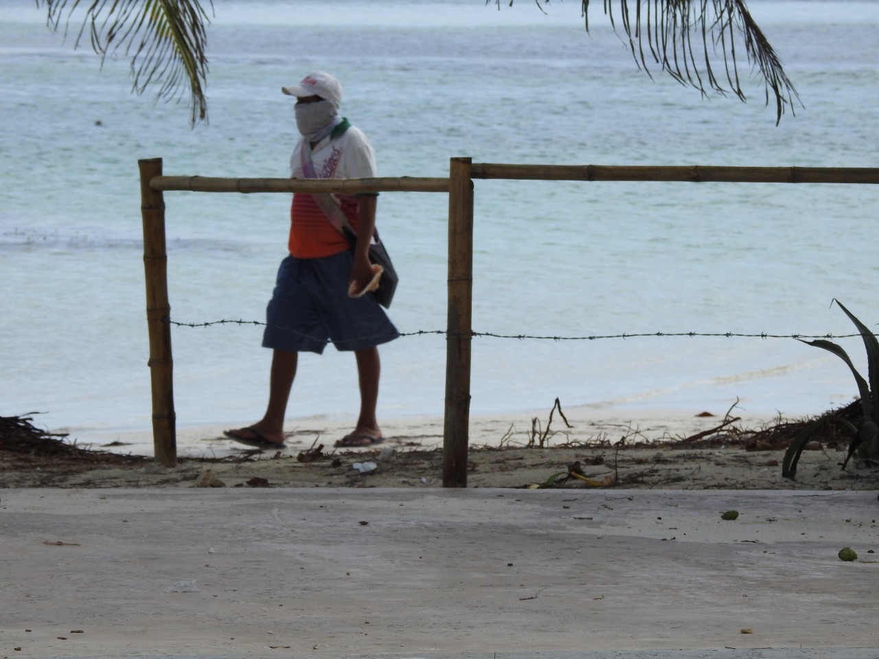 Aunque existen serias restricciones para quienes impidan el libre acceso a las playas, en Mahahual desde el año pasado ha sido cercada la playa frente a un restaurante