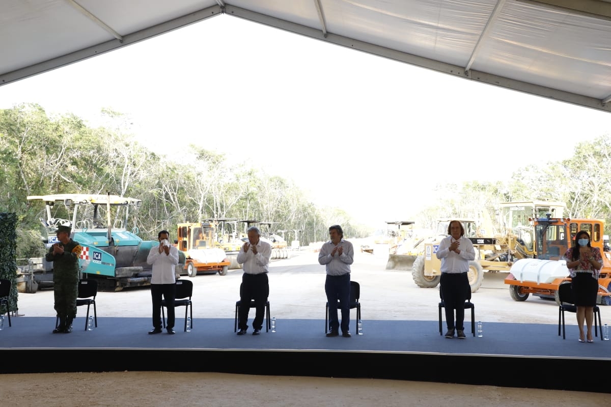 López Obrador estuvo acompañado por autoridades locales durante su evento
