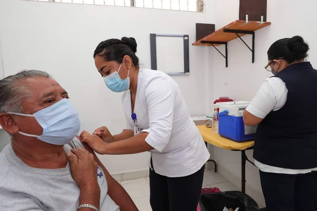 Destacó que ayer fue uno de los días que más vacunas se han aplicado al sumar alrededor de 300 mil dosis en todo el país