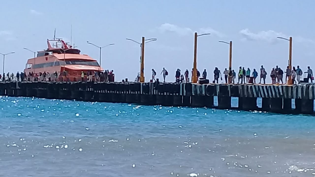 Debido al cierre, prestadores de servicios náuticos en Playa del Carmen trataron de convencer a varios ciudadanos de adquirir otros paseos acuáticos