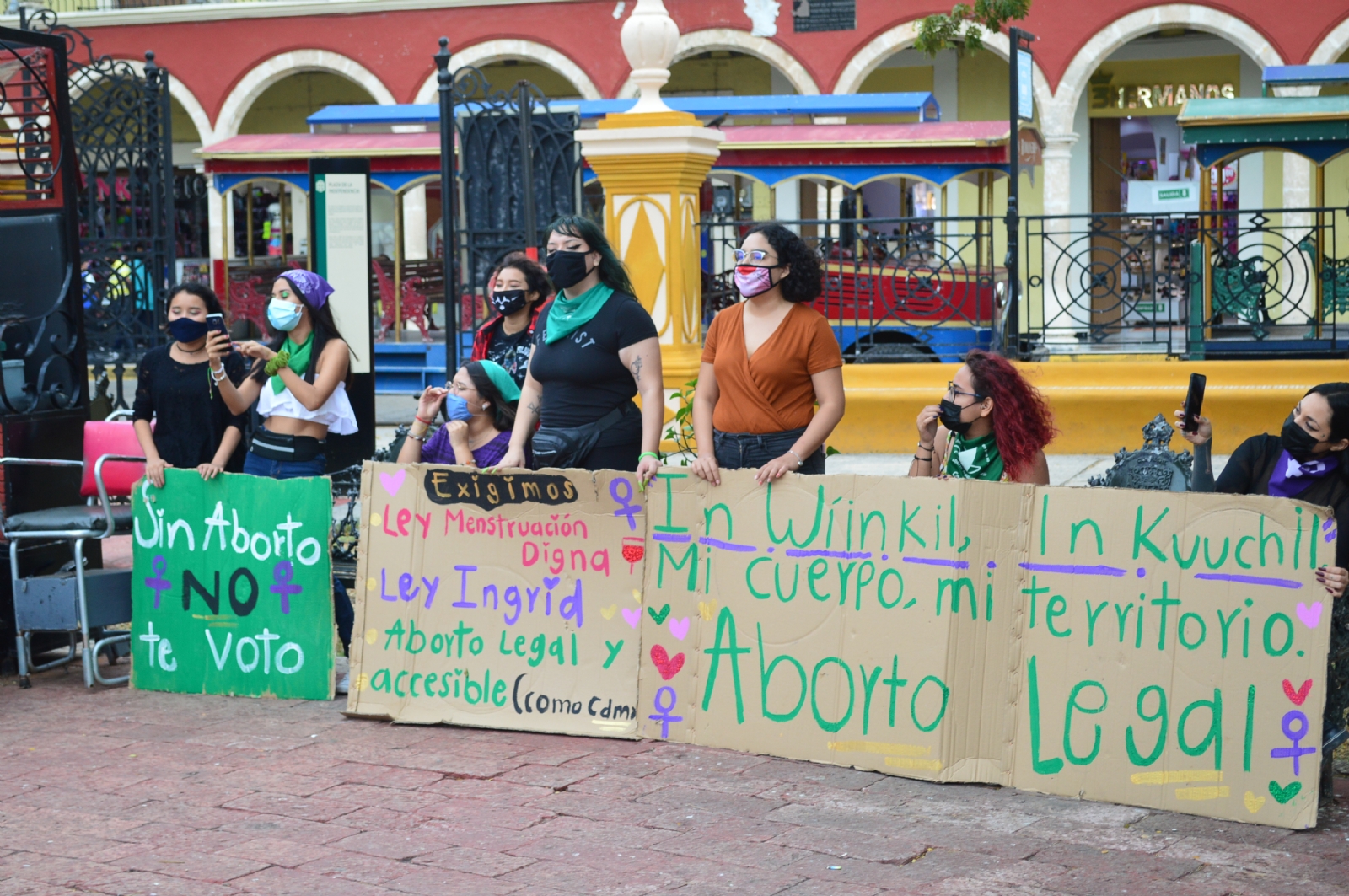 Integrantes de colectivos se manifestaron por las calles principales de la ciudad para exponer sus demandas en cartulinas y mediante consignas a gritos