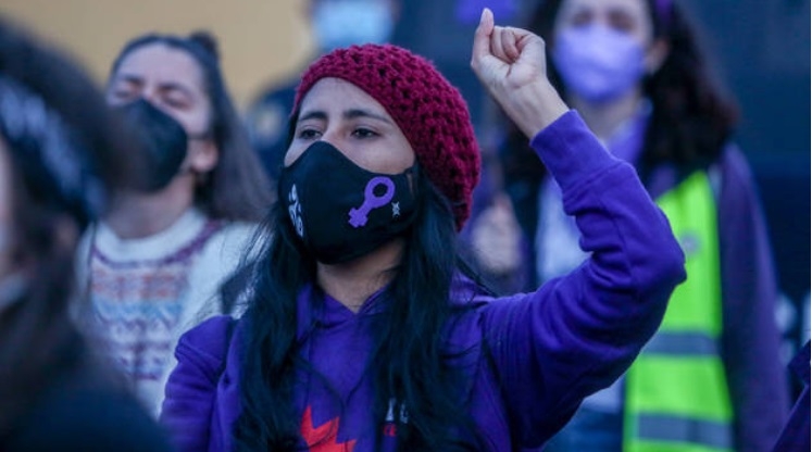 Hasta el momento, se registra como una manifestación pacífica; sin embargo algunas traen cubierta la cara y otras poseen martillos y cadenas