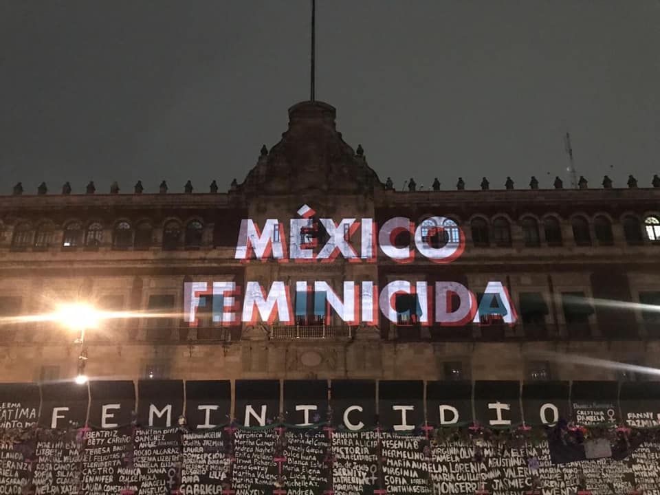 Exhiben mensajes de protestas en fachada del Palacio Nacional