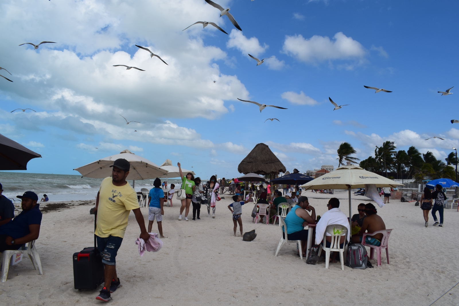 Una alta afluencia de bañistas locales llegaron a las playas del puerto