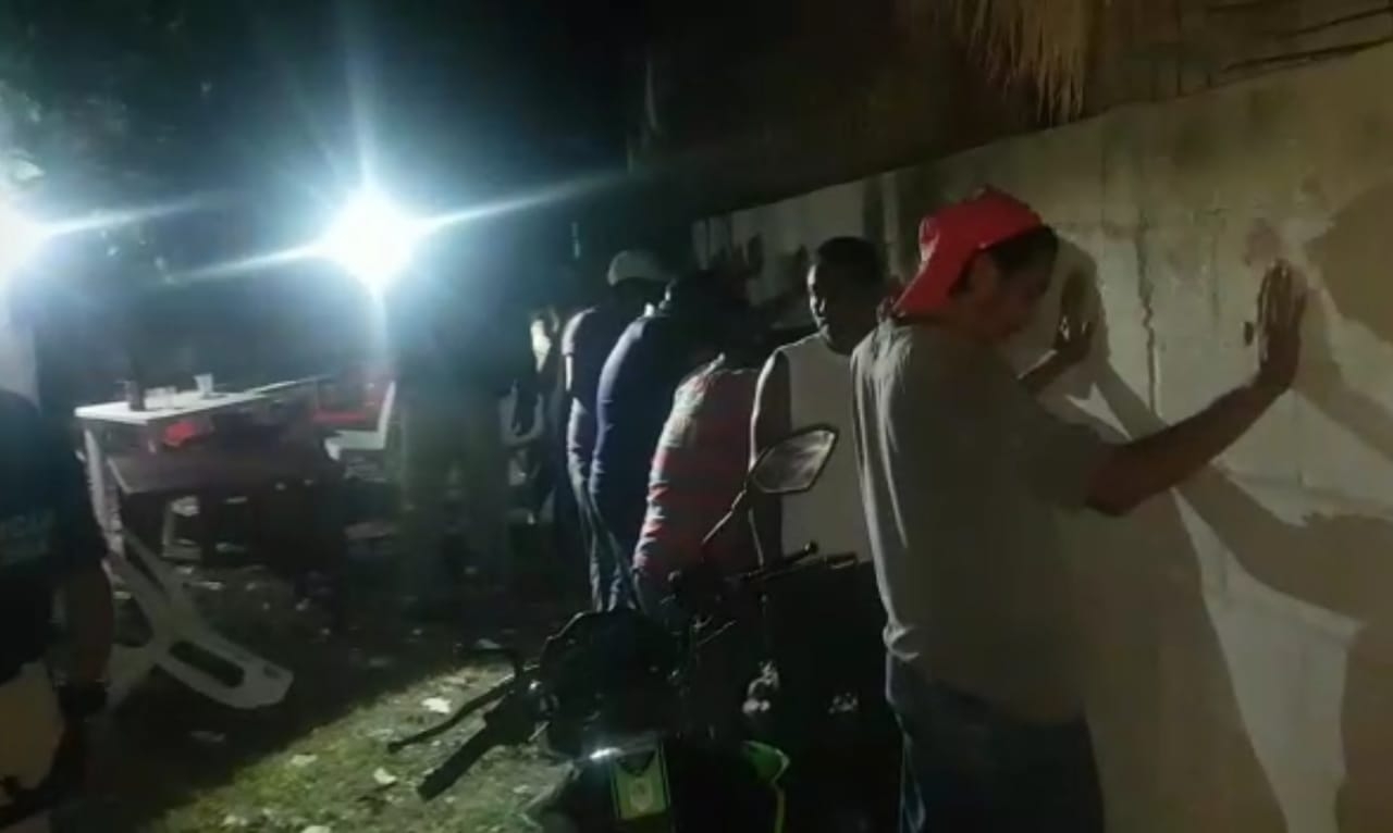 Los hombres fueron asegurados con una caja de alcohol Los hombres fueron asegurados con una caja de alcohol
