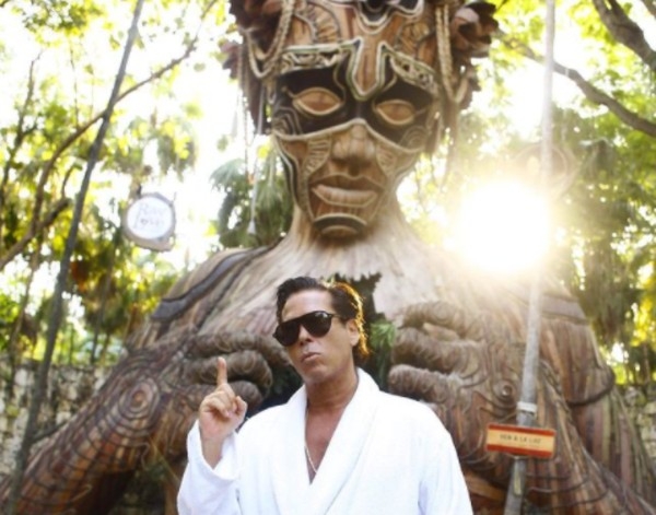 Roberto Palazuelos presume en Instagram una larga cola de turistas en su hotel de Tulum.