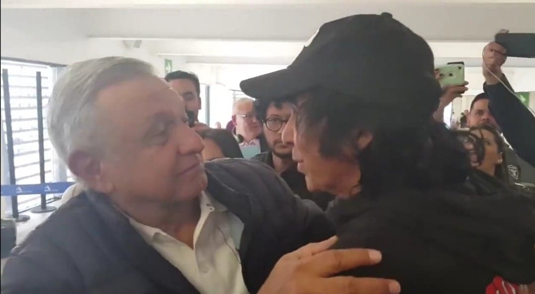 Cepillín y AMLO en el AICM