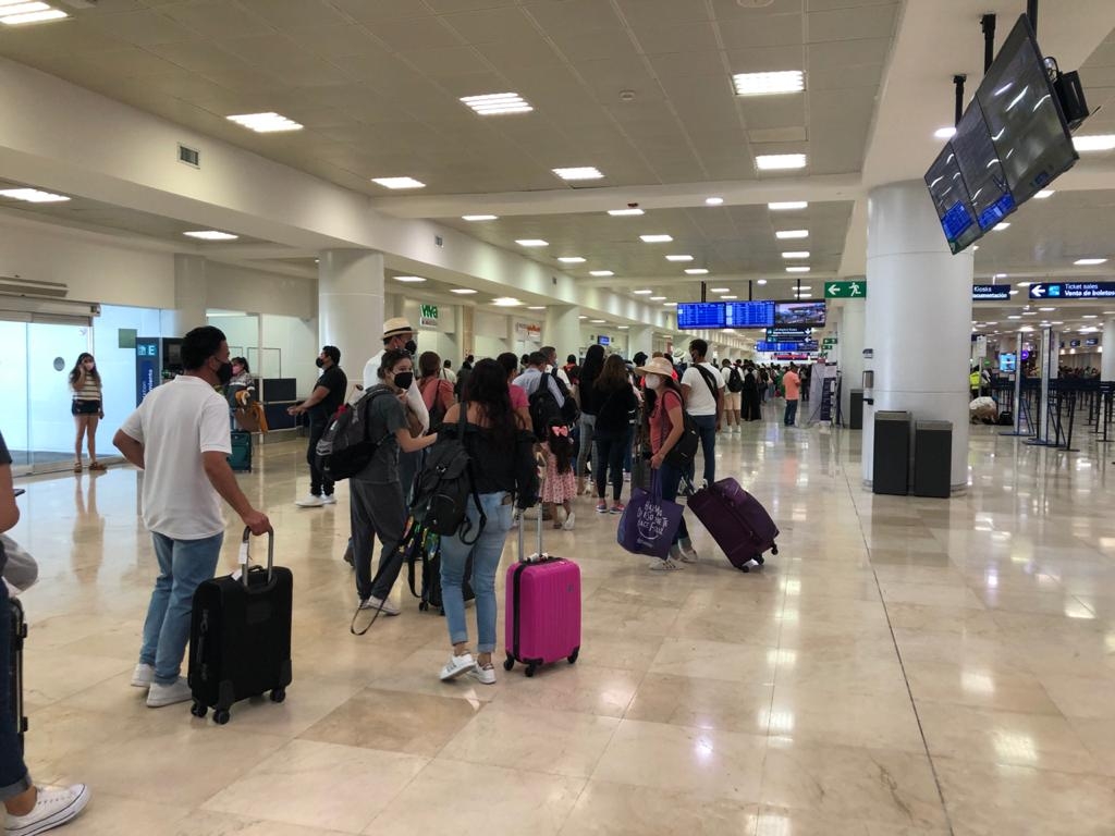 Una fila de más de 100 personas provoca aglomeración de usuarios dentro de la Terminal Dos