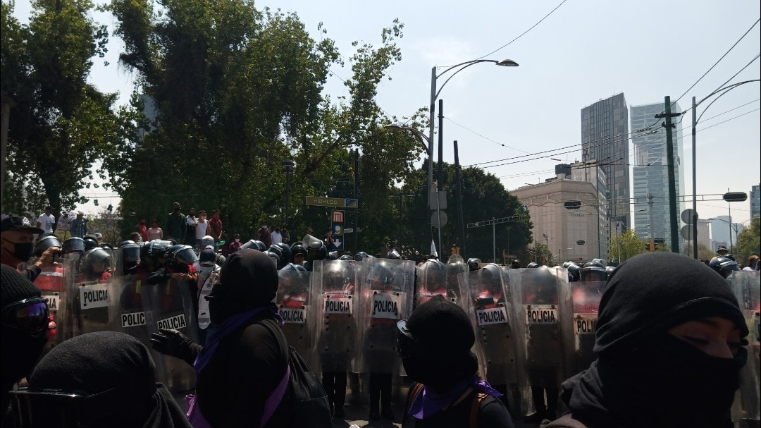 Policías bloquean el paso de encapuchadas al centro de la CDMX