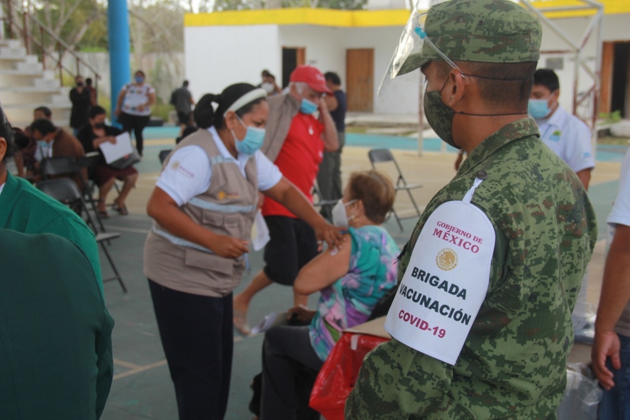 En la zona se formaron largas filas de personas de la tercera edad, que aguardaban su turno para ser vacunados
