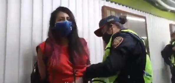 Las cuatro mujeres fueron detenidas mientras realizaban su trabajo