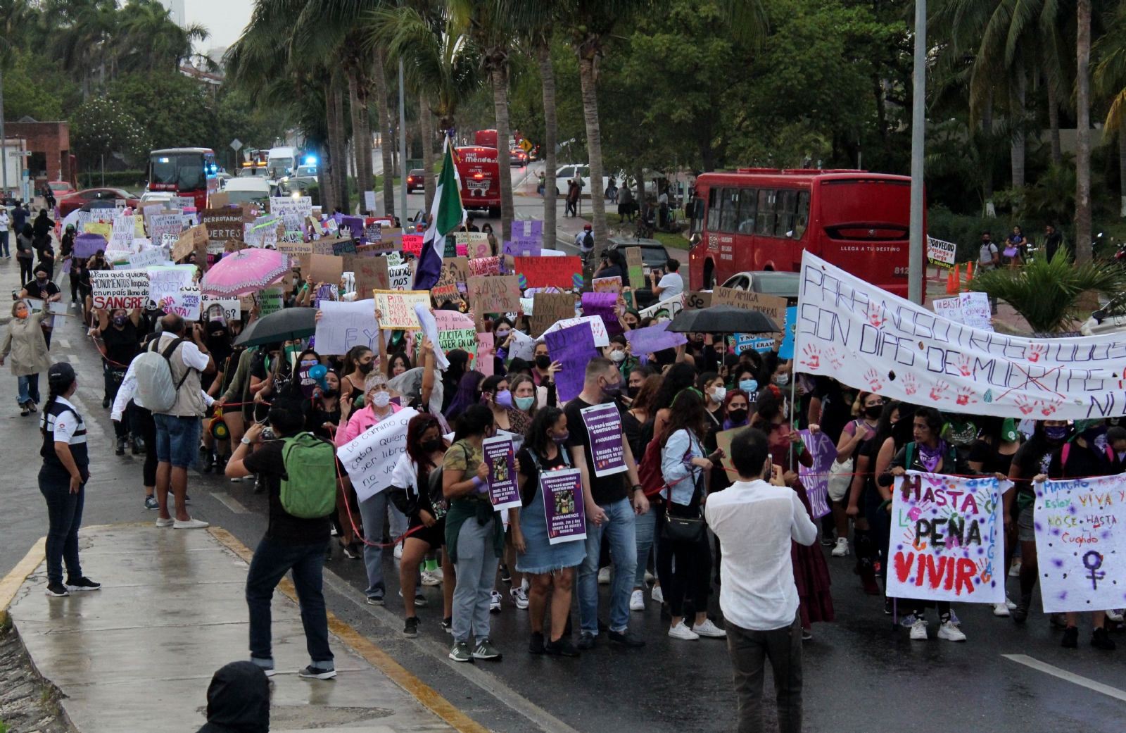 Salieron a las calles a alzar la voz Salieron a las calles a alzar la voz
