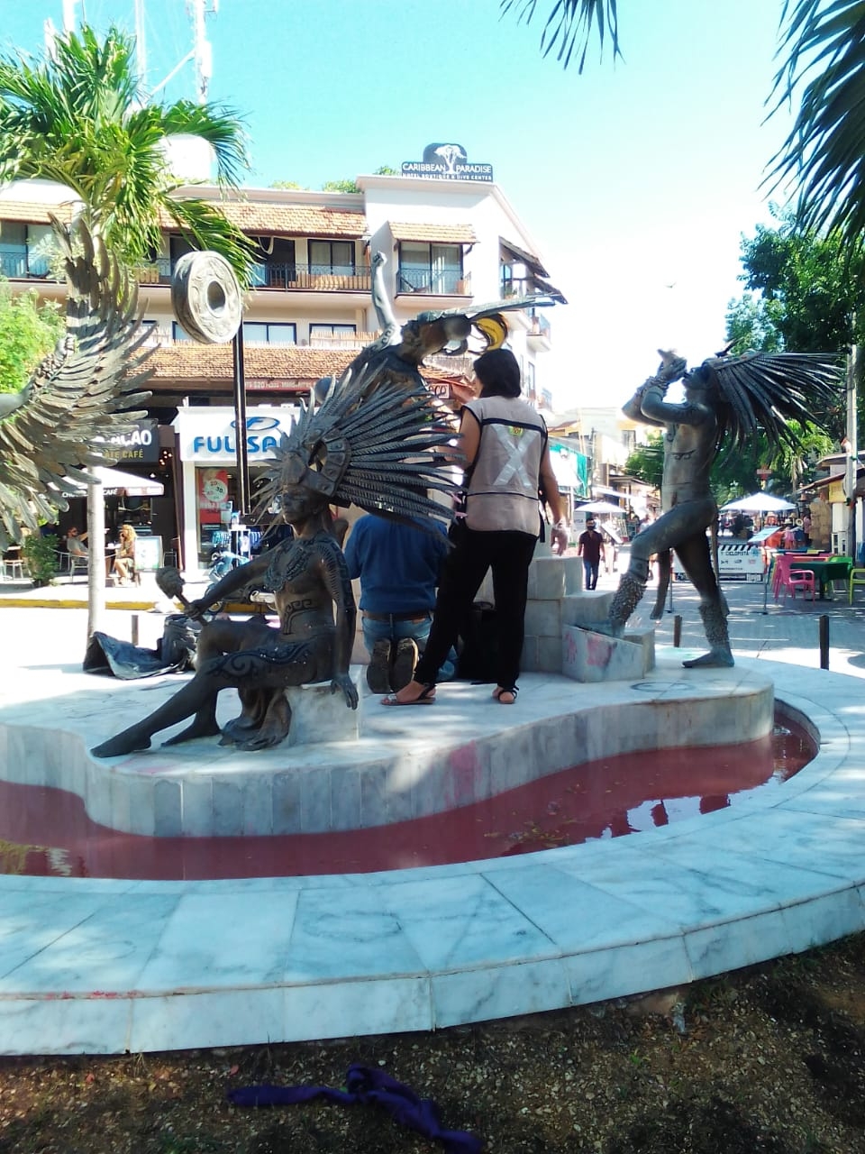 La fuente comenzó a ser limpiada de las pintas de ayer.