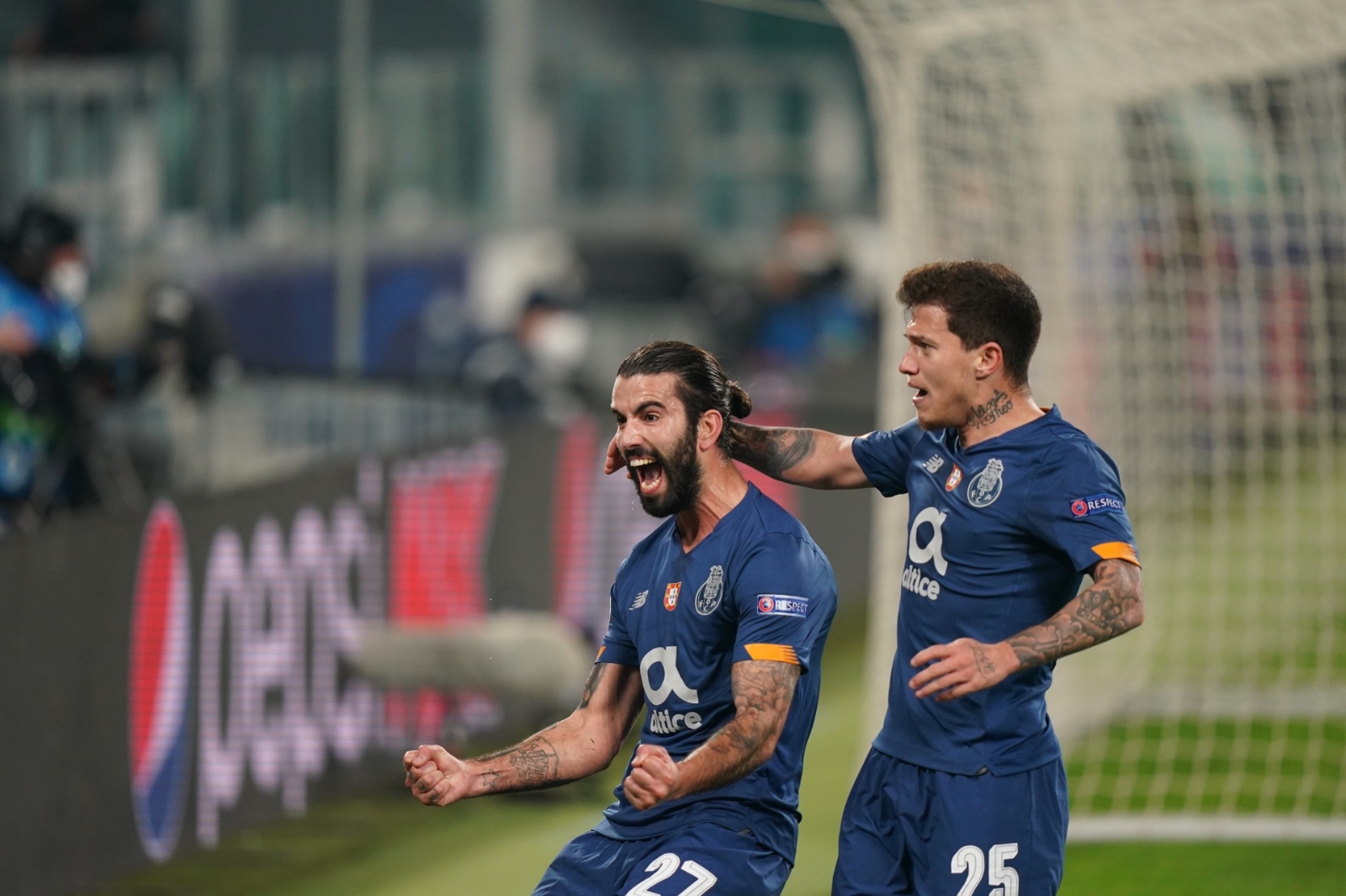 Sérgio Oliveira festeja gol contra la Juventus