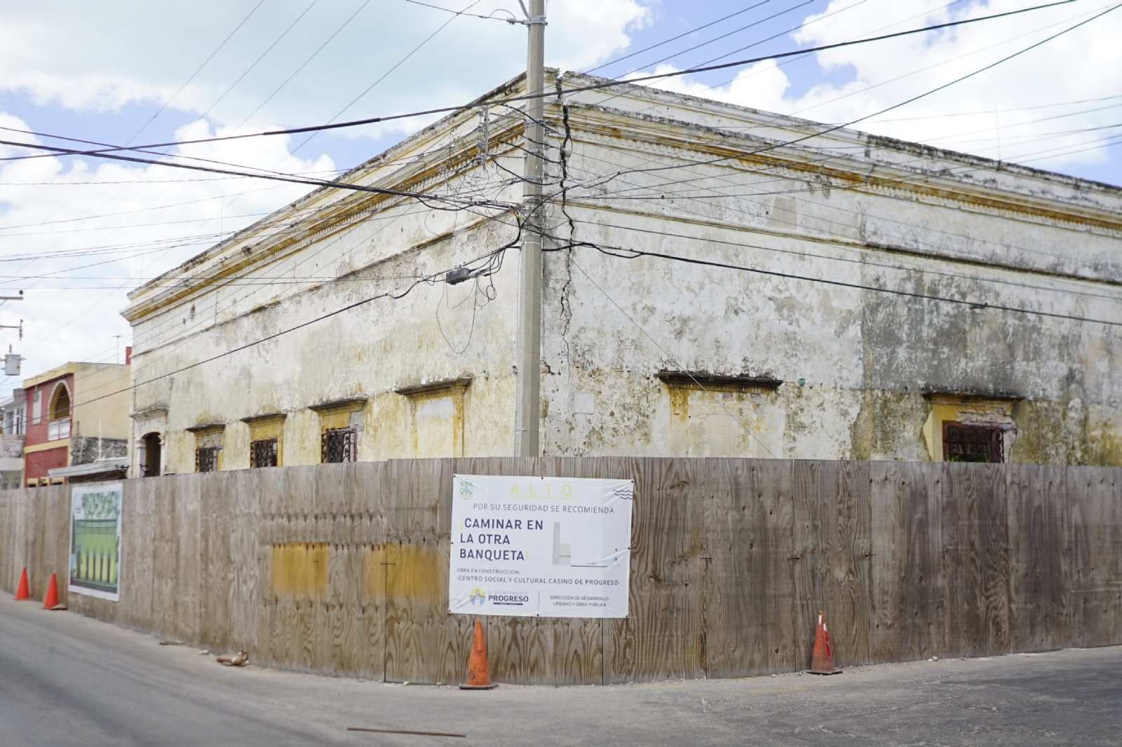 El histórico inmueble, otrora orgullo de la sociedad del puerto está tapiado por maderas El histórico inmueble, otrora orgullo de la sociedad del puerto está tapiado por maderas