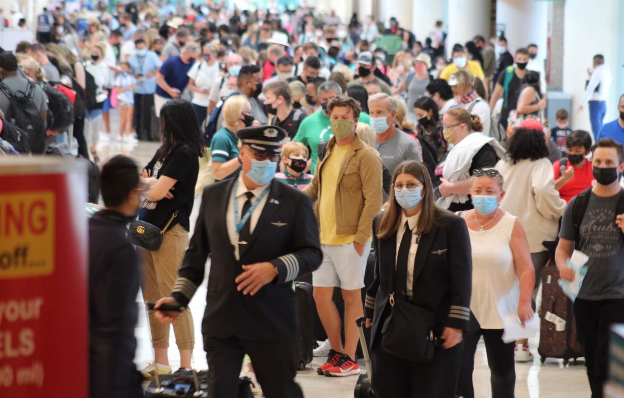 La Terminal Tres del Aeropuerto Internacional de Cancún luce repleta de usuarios, en su mayoría norteamericanos