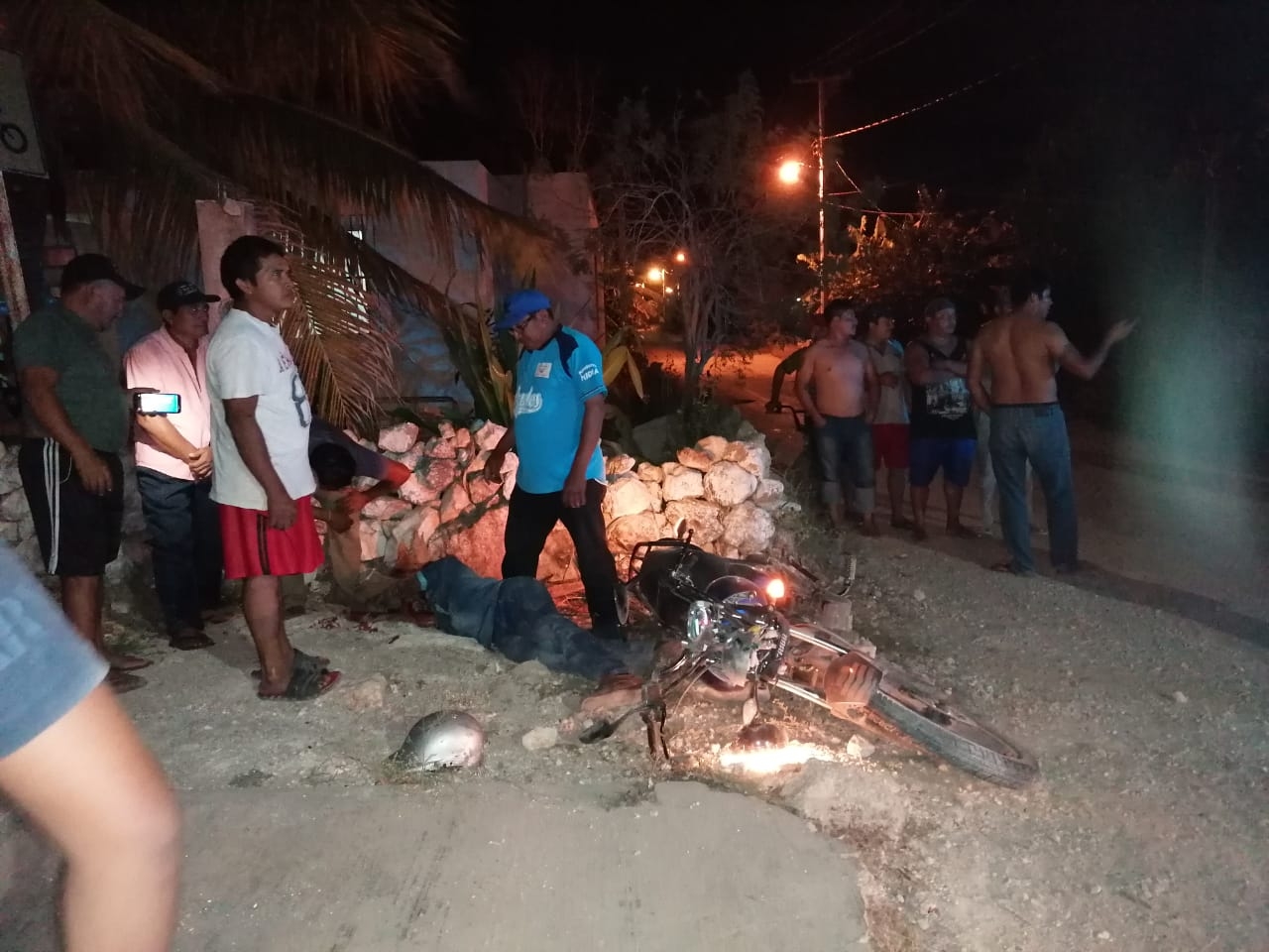 Del golpe, el hombre resultó con una herida grave en la cabeza, por lo que fue llevado al hospital Del golpe, el hombre resultó con una herida grave en la cabeza, por lo que fue llevado al hospital