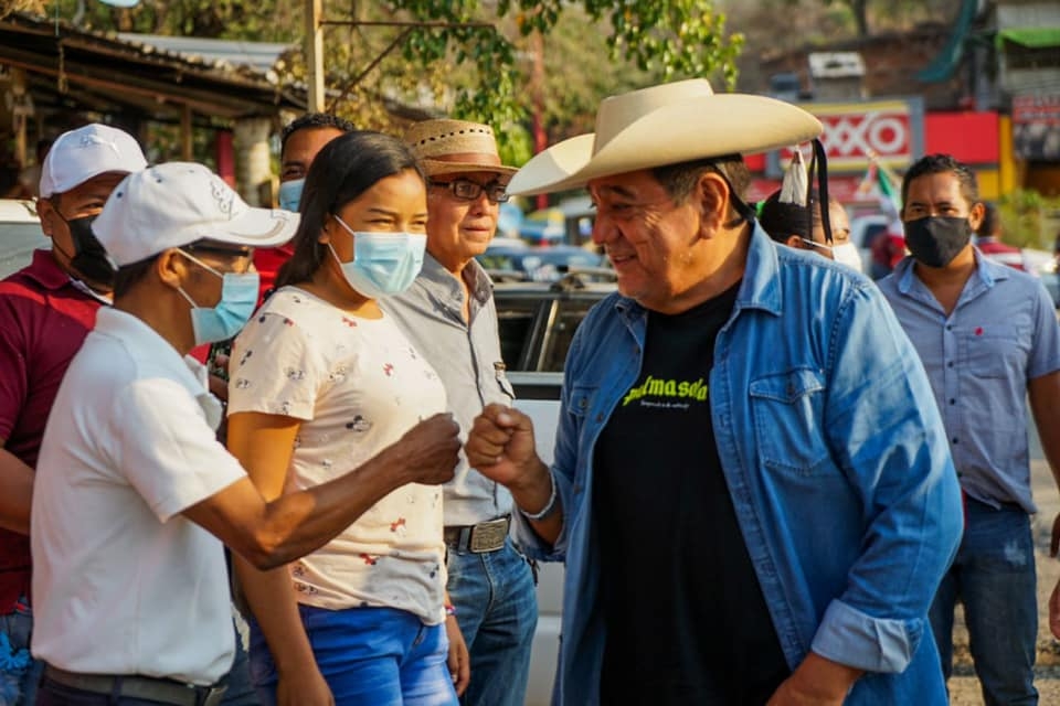El político está en una caravana rumbo a la CDMX para protestar en el INE