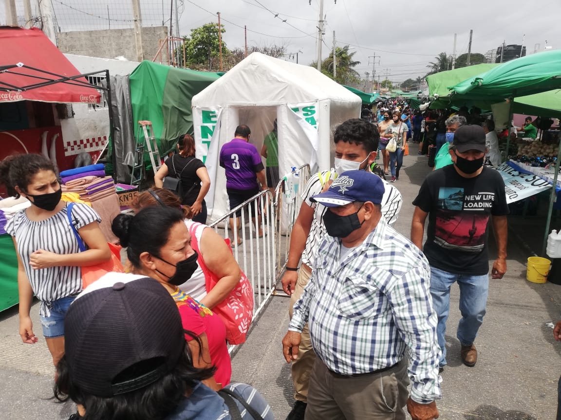 Los cancunenses decidieron visitar el conocido tianguis de la región 100 en la ciudad causando una gran aglomeración Los cancunenses decidieron visitar el conocido tianguis de la región 100 en la ciudad causando una gran aglomeración