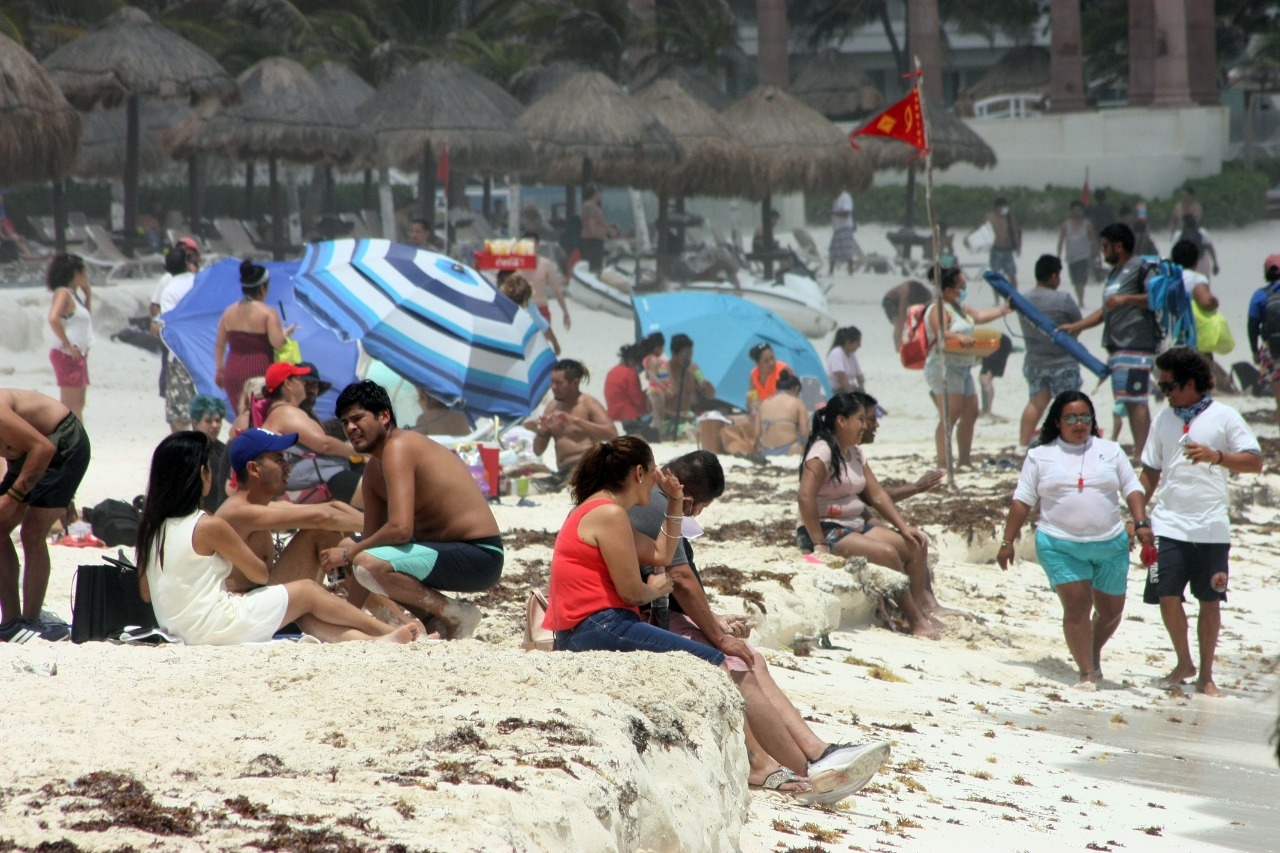 Los bañistas disfrutaron del último día de vacaciones en las playas de Cancún
