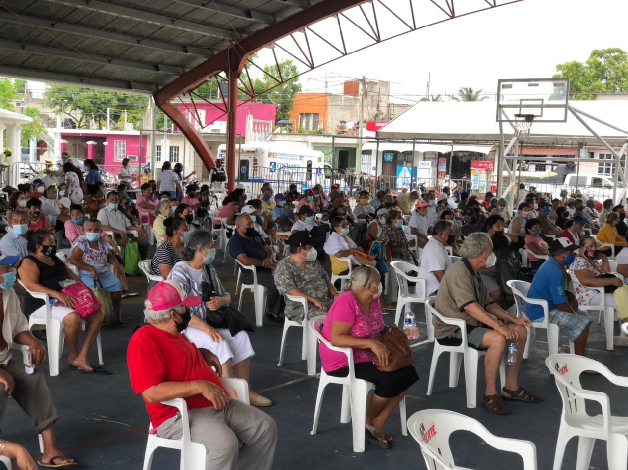 Los abuelitos esperando ser vacunados en Cozumel