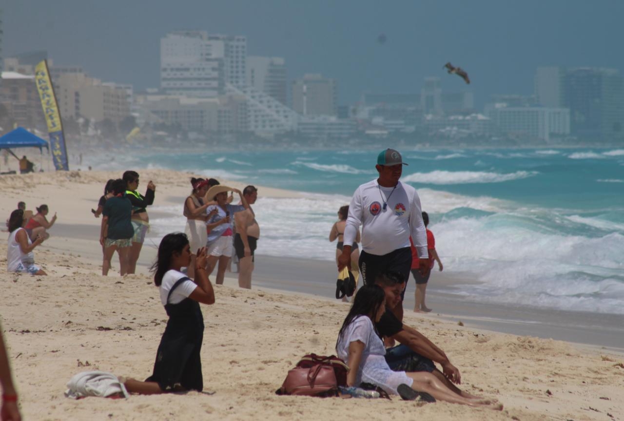 Los guardavidas vigilan las playas de Cancún Los guardavidas vigilan las playas de Cancún