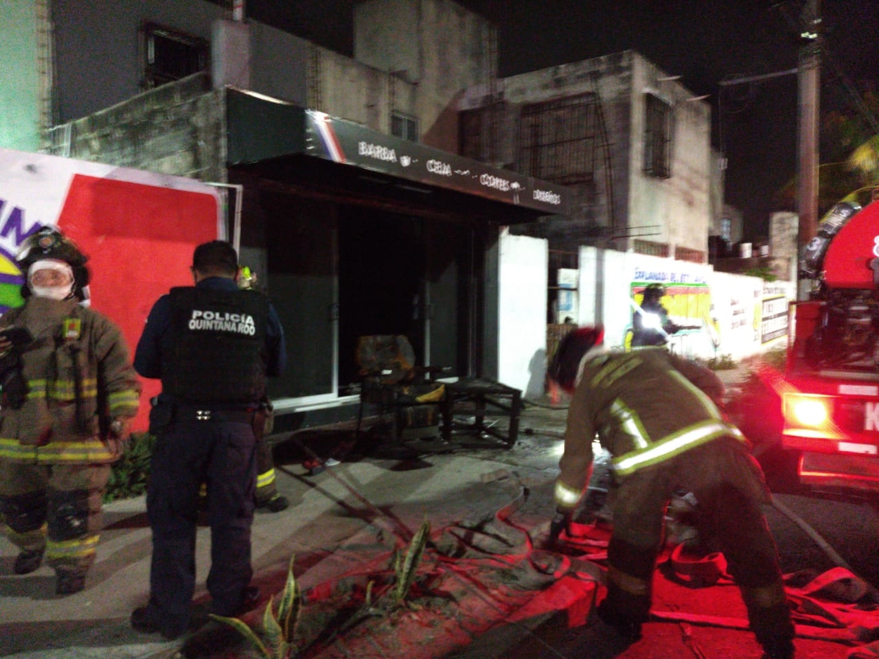 Los bomberos llegaron al incendio en la barbería Los bomberos llegaron al incendio en la barbería