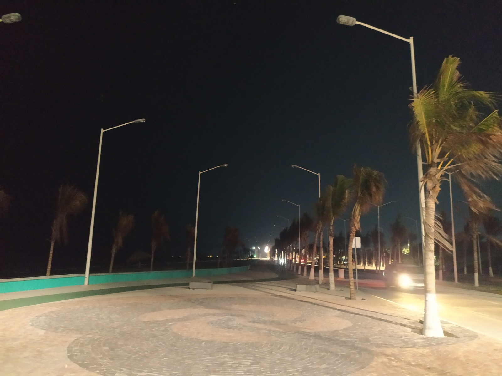 Las luminarias son activadas con generador de luz, lo que causa molestia entre ciudadanos que acuden al espacio recreativo durante las noches Las luminarias son activadas con generador de luz, lo que causa molestia entre ciudadanos que acuden al espacio recreativo durante las noches