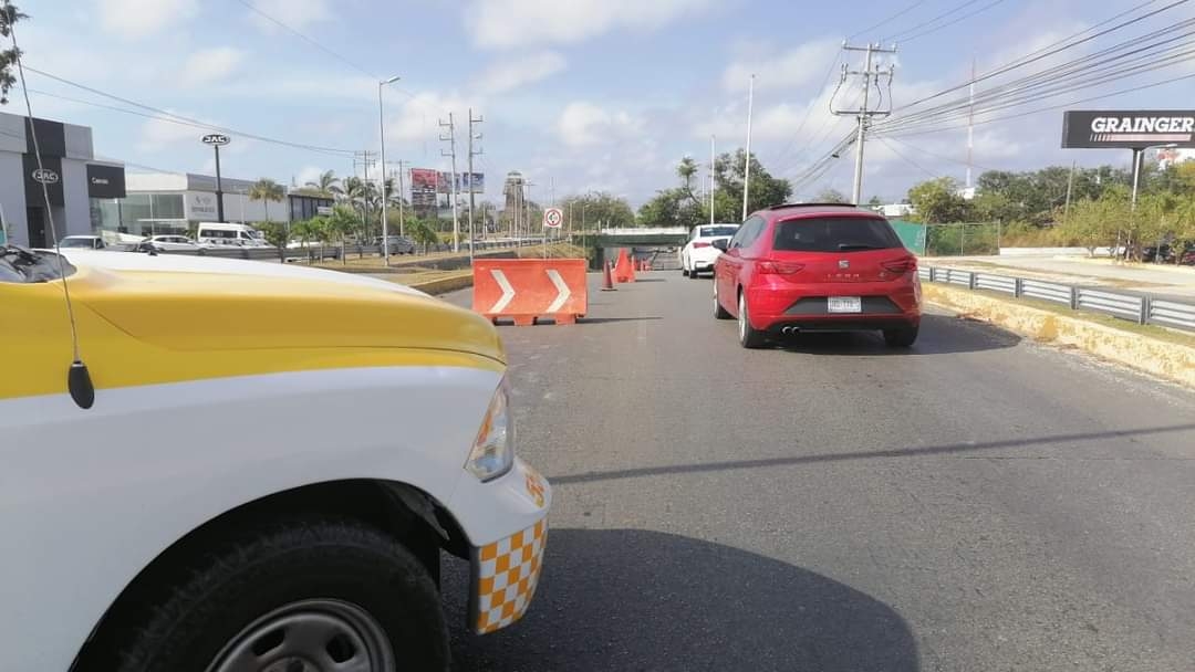 Hay una desviación para evitar el embotellamiento Hay una desviación para evitar el embotellamiento