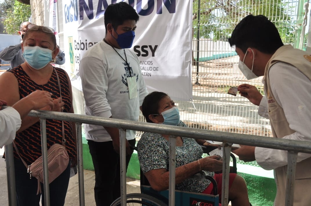 A raíz de que avanzan las vacunaciones, disminuyen las cifras de nuevos contagios y de hospitalizados en Yucatán A raíz de que avanzan las vacunaciones, disminuyen las cifras de nuevos contagios y de hospitalizados en Yucatán