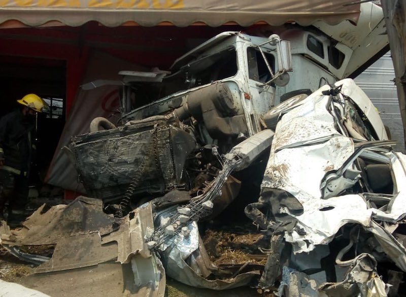 Fuerte accidente en la México-Toluca deja al menos cuatro muertos y varios heridos Fuerte accidente en la México-Toluca deja al menos cuatro muertos y varios heridos