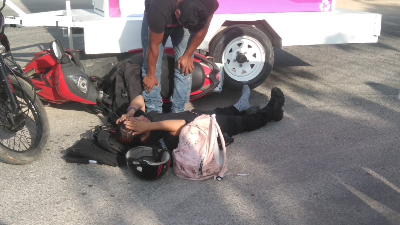 Choque entre dos motociclistas deja lesionada a mujer policía en Chetumal Choque entre dos motociclistas deja lesionada a mujer policía en Chetumal