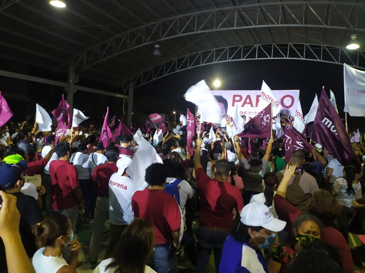 Alrededor de las 21:30 horas se dieron cita los simpatizantes de Morena para mostrar su respaldo a su favorito, en un evento en donde no se respetó la sana distancia