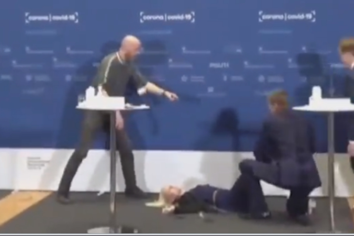 Una de las responsables de la Agencia danesa del Medicamento se desmayó durante una conferencia de prensa Una de las responsables de la Agencia danesa del Medicamento se desmayó durante una conferencia de prensa