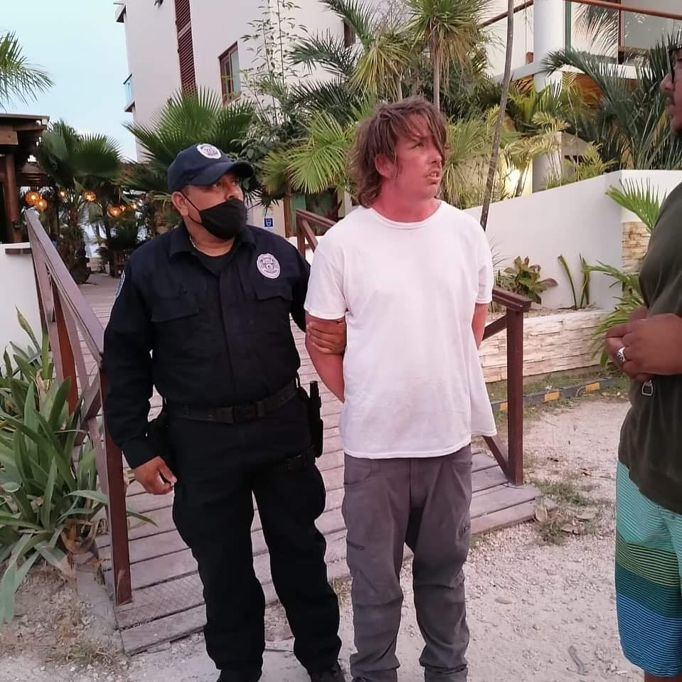 Extranjero se intentan arrojar al vació desde el techo de un hotel en Mahahual Extranjero se intentan arrojar al vació desde el techo de un hotel en Mahahual