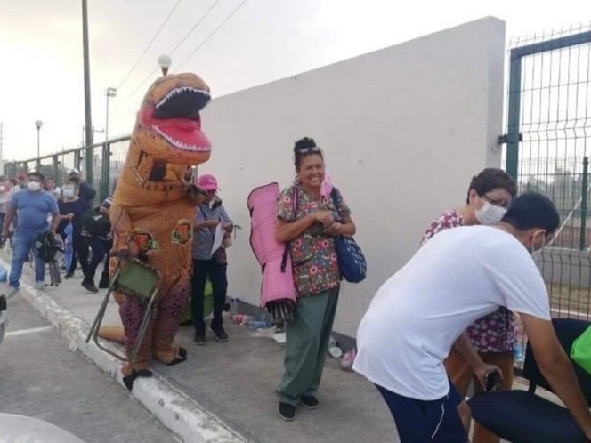 En redes se hicieron virales unas fotos de un joven disfrazado de dinosaurio En redes se hicieron virales unas fotos de un joven disfrazado de dinosaurio