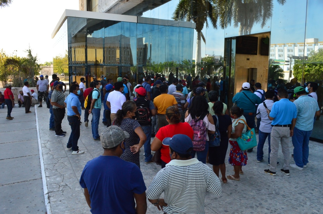 Los manifestantes acudieron a las instalaciones del Palacio de Gobierno de Campeche para ser escuchados por el gobernador