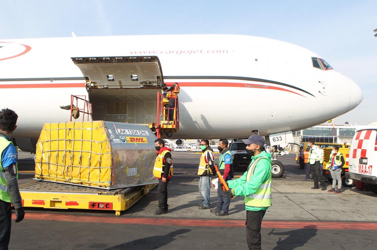 Arribo del embarque de vacunas al AICM