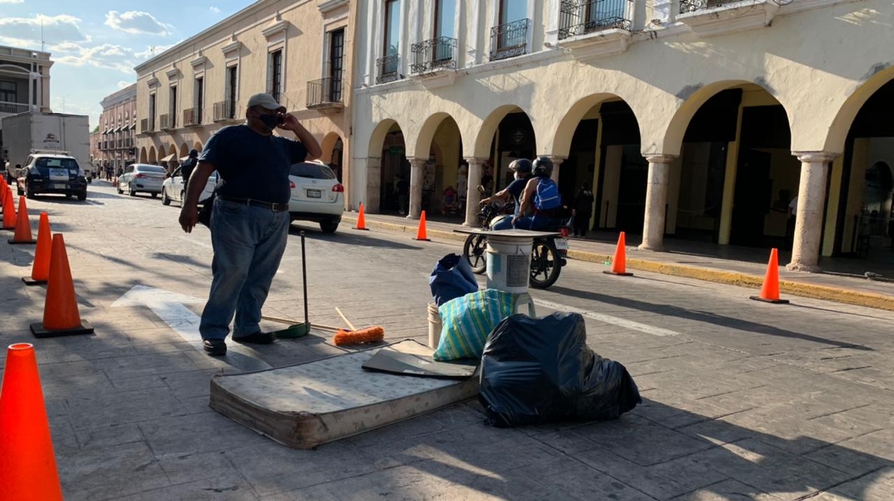 Luis Armando Ávila Ortega permaneció poco tiempo frente al Palacio de Gobierno con sus pertenencias y solicitó apoyo de las autoridades Luis Armando Ávila Ortega permaneció poco tiempo frente al Palacio de Gobierno con sus pertenencias y solicitó apoyo de las autoridades