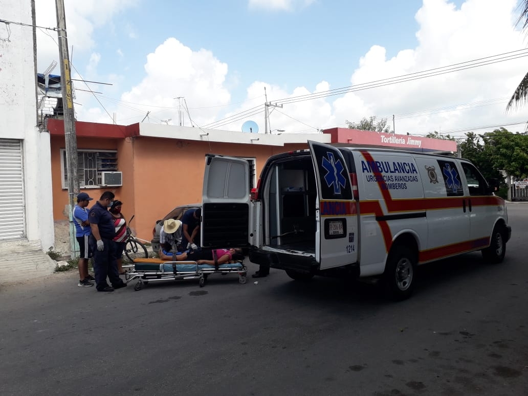 Del golpe, la dama se cayó sobre la carretera resultándose lesionada Del golpe, la dama se cayó sobre la carretera resultándose lesionada