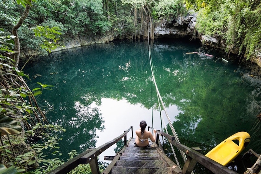 En este sitio se puede vivir una aventura extrema en las tirolesas desde las cuales es posible lanzarse hacia las frescas aguas del cenote En este sitio se puede vivir una aventura extrema en las tirolesas desde las cuales es posible lanzarse hacia las frescas aguas del cenote