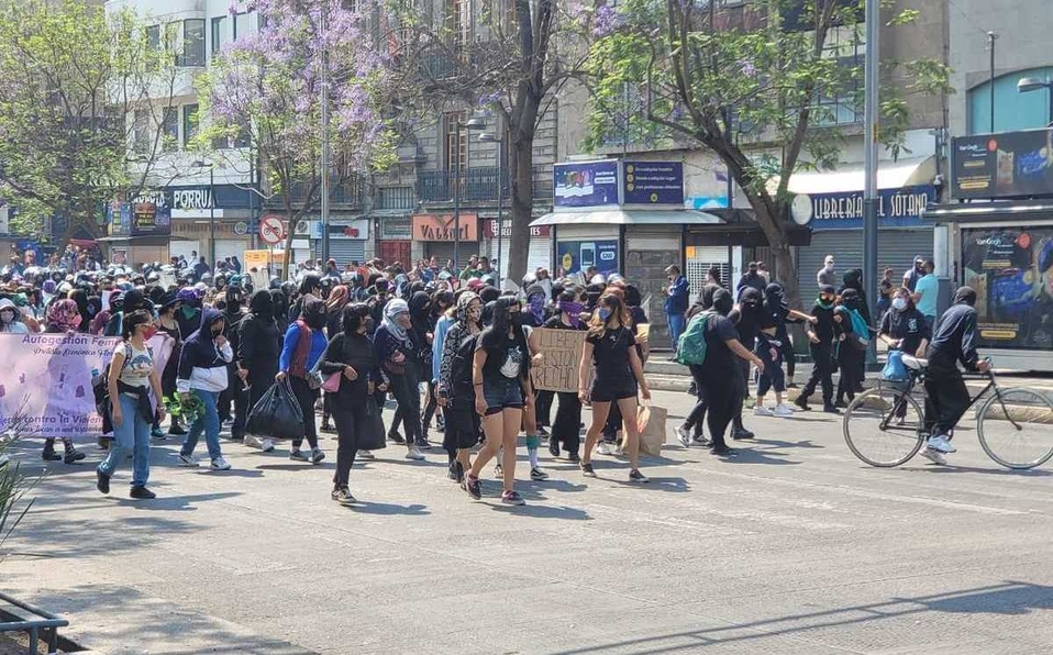 Un grupo de mujeres encapuchadas se encuentra realizando una concentración en Paseo de la Reforma