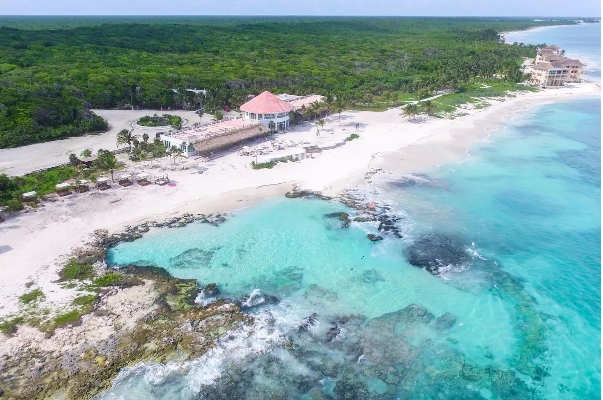 Caleta Tankah, ubicado a 5.5 km al norte de Tulum Caleta Tankah, ubicado a 5.5 km al norte de Tulum