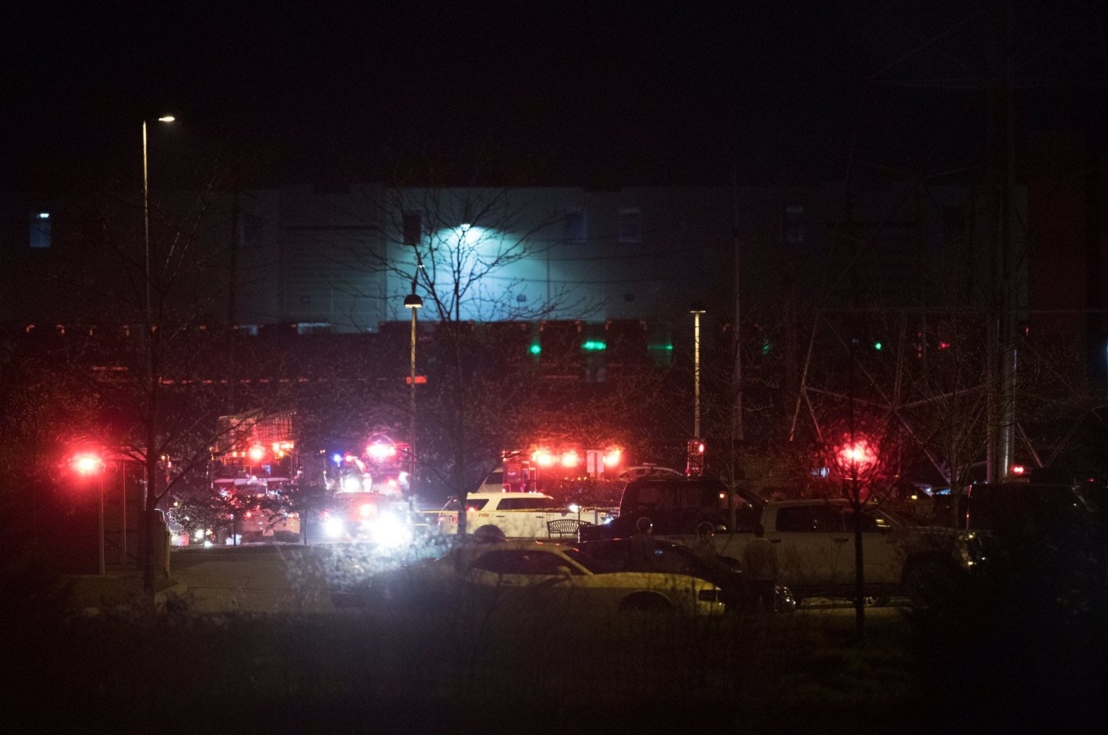 Patrullas de policía en la escena del tiroteo