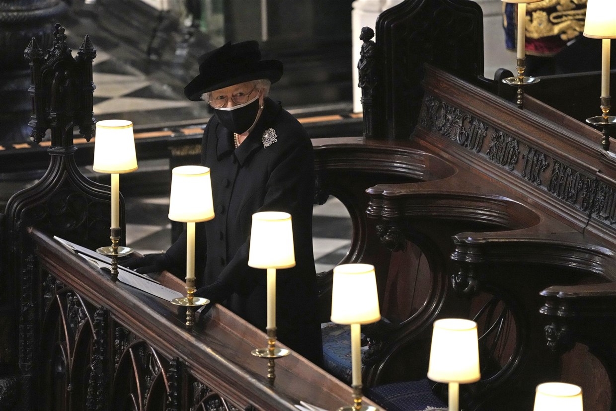 Reina Isabel II, durante la misa en honor a su esposo