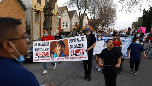 Al menos mil personas se manifestaron por el asesinato de Adam Toledo Al menos mil personas se manifestaron por el asesinato de Adam Toledo