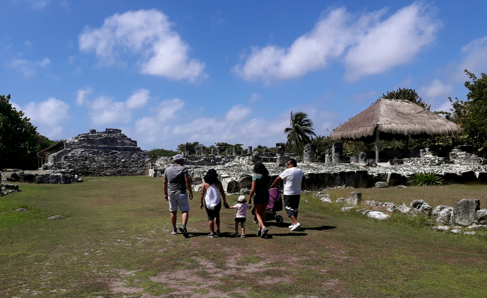 En muchas ocasiones son el primer rostro de México ante los turistas En muchas ocasiones son el primer rostro de México ante los turistas