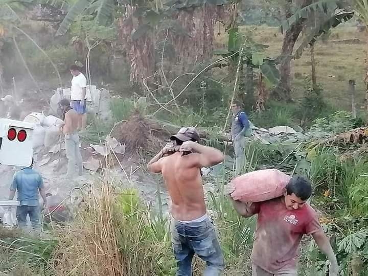 Rapiñan carga de cemento, tras volcadura de tráiler en Escárcega