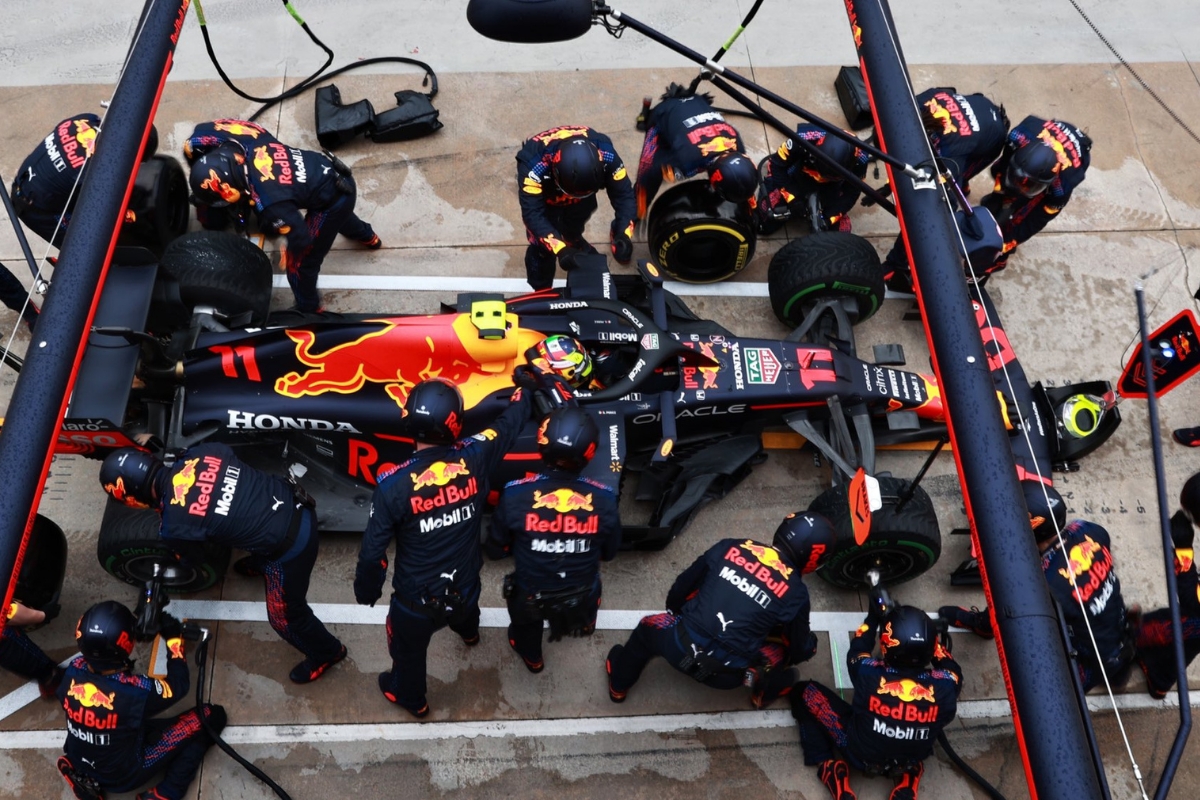 Luego de la carrera el piloto mexicano utilizó su cuenta de Twitter para pedir una disculpa al equipo de Red Bull