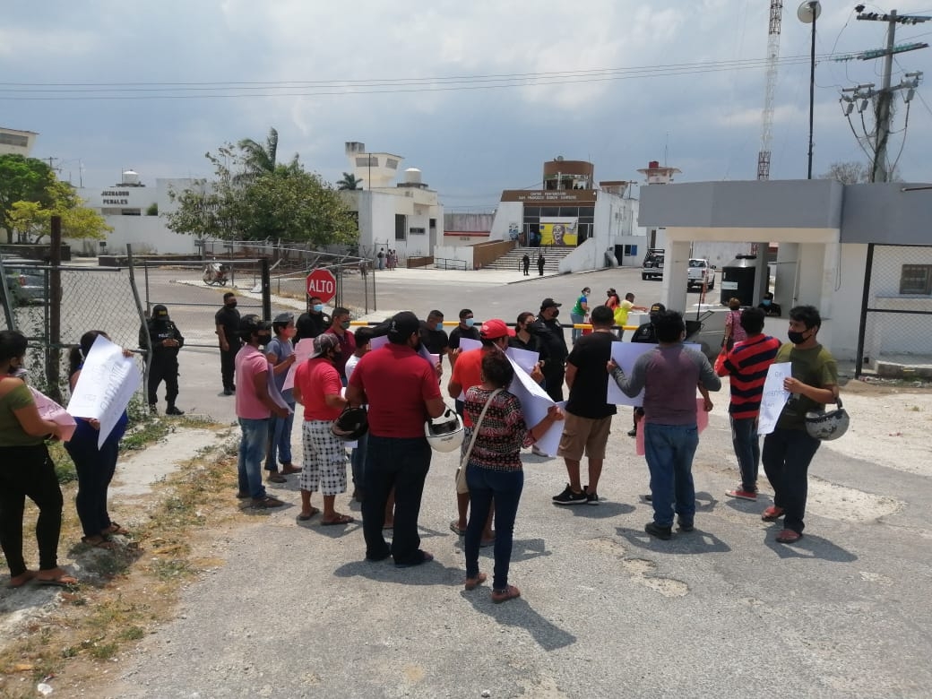 La directora del penal salió a hablar con los inconformes La directora del penal salió a hablar con los inconformes